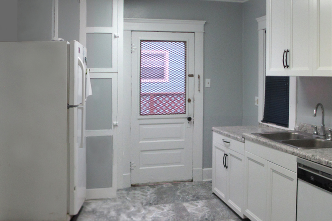 kitchen - 6 bedroom house Univ of Mich. campus corner of State and Arch, near IM bldg and law school.