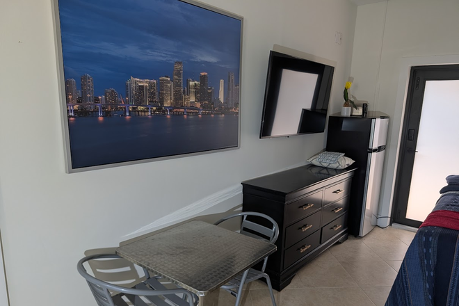 Room - FURNISHED ROOM WITH ALL UTILITIES  IN LUXURY HOME NEAR U/M  and METRORAIL FOR 1 PERSON