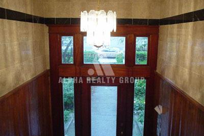 - - Close to Campus! 2 bed w/ Heat & Hot Water Incld, Laundry in Building Apartments