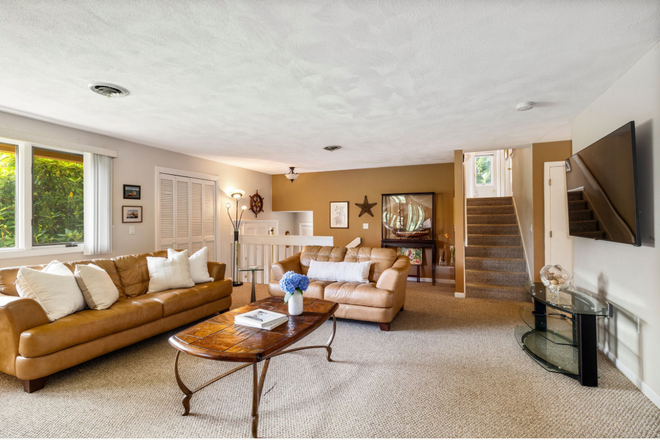 Living room - 264 Boston Neck Road