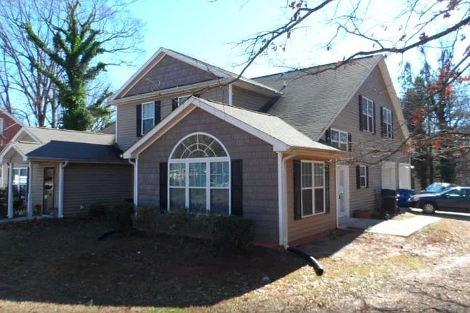 Exterior - Furnished bedroom + private bathroom in spacious triplex - bus to West & East campus across street!