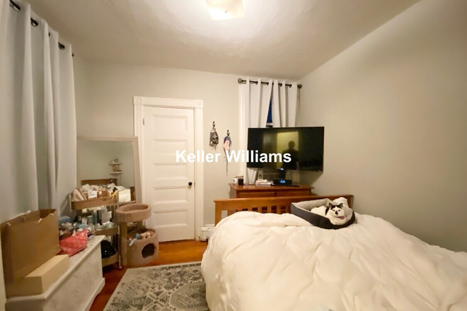 Bedroom - Bedroom in Mission Hill Apartment