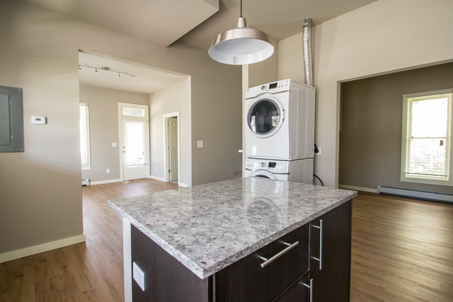 1806 17th Street A Kitchen Island - 1806 17th St Apartments