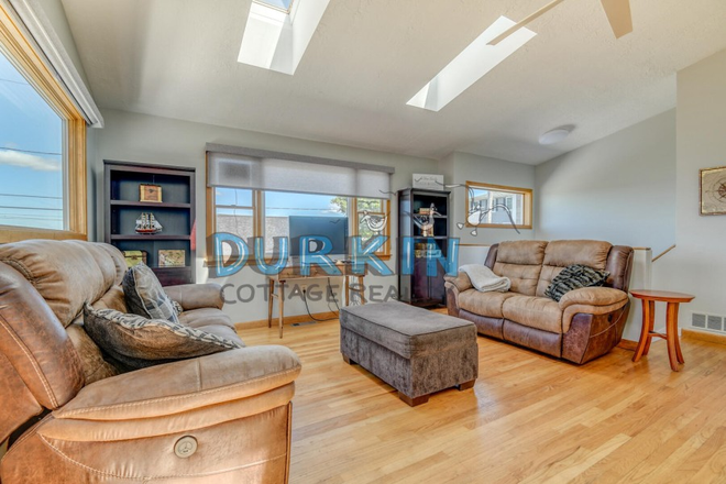 Living area - Newly Renovated Unique Home with 4 Spacious Bedrooms