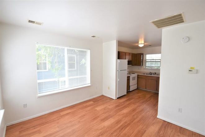 Main living area - Studio unit close to both the Main and East campuses