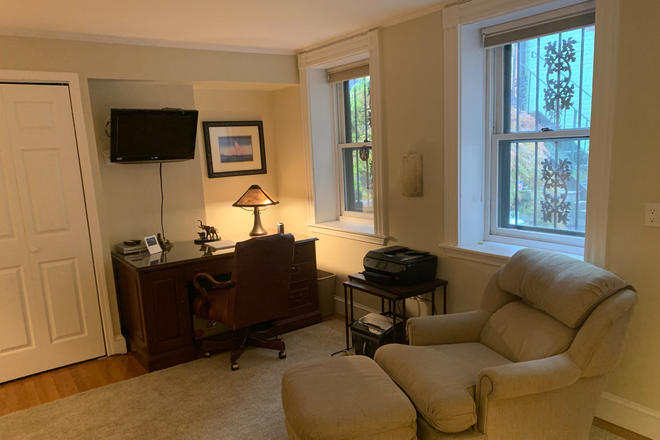 Den/study - Private 1bed plus den unit in brownstone SE