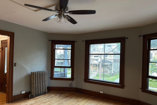 Living room - Spacious 4-Bedroom Apartment – South End / Lower Hill