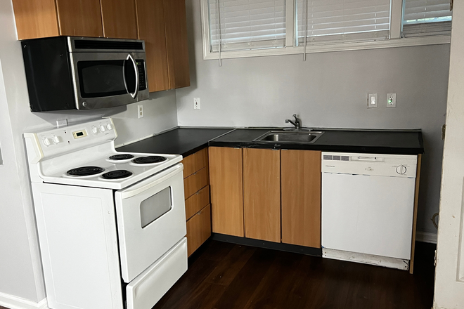 Kitchen - Affordable Student Living Close to Campus Duplex