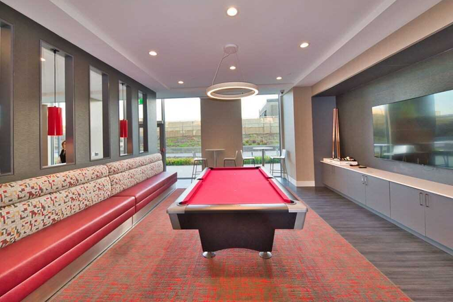 pool table - 1 Bedroom for rent in 2 bed room condo Close to York and UFT for male student