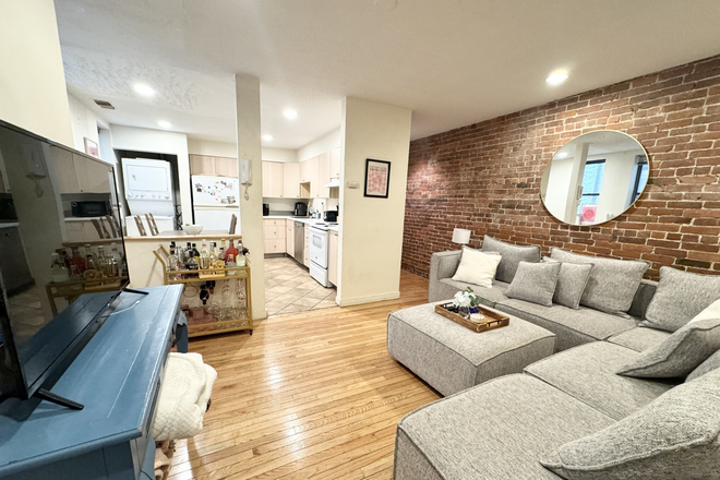 LIVING - LOCATION!! STUNNING 3 BED ON GAINSBOROUGH WITH IN UNIT WASHER/DRYER! 9/1/26! Apartments