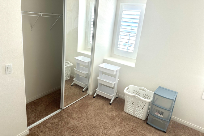 bedroom natural light 2 - 12-min drive, private room in new 2023 construction with great natural light House