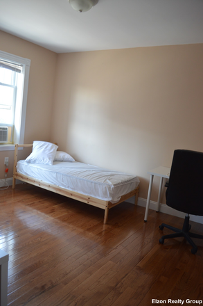 Room - Updated 10/8/25 Fully renovated 3 bed on Comm, Washer/dryer in unit, South St shuttle, 2026 Move in Condo