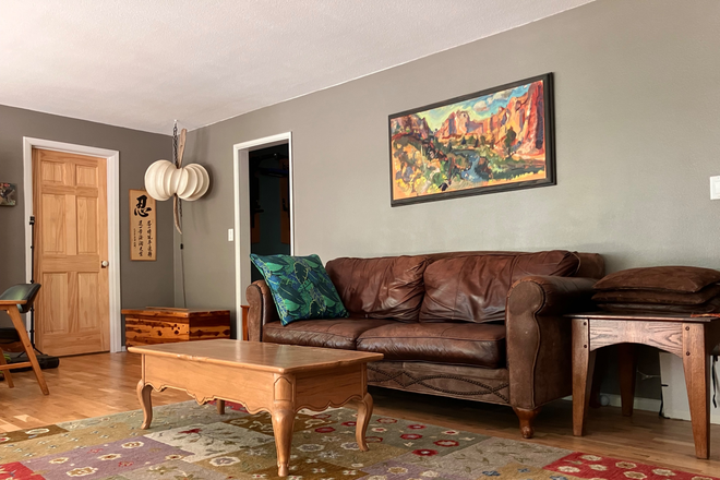 Upstairs Shared Living Room - Peaceful House in SW Hills