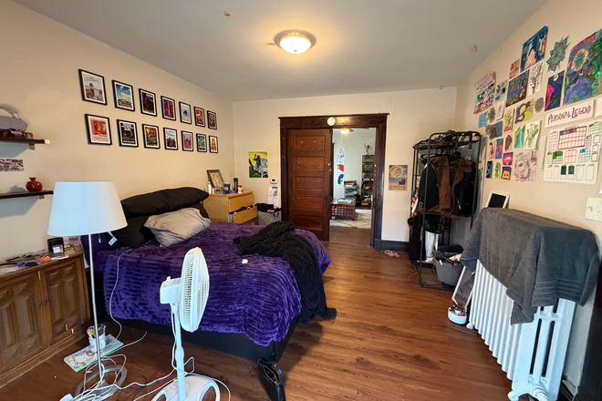 Bedroom for sublet (alternative view) - Fall Quarter 2026 Sublet (House)!