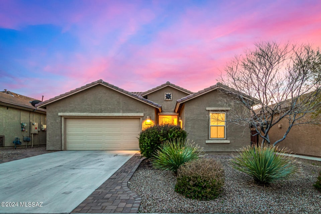 Front Yard - Cozy Guest. Room Private entrance to one bedroom, one Bathroom. own kitchen, laundry and living area
