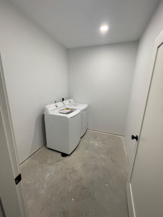 Laundry Unit - 27 GreyCliff Rd, spacious unit close to campus and off campus life. Duplex