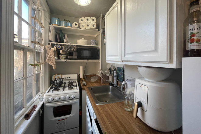 . - NO BROKER FEE - HEAT/HT WATER INCLUDED - 1 BED / 1 BATH - AVAIL 9/1! Apartments