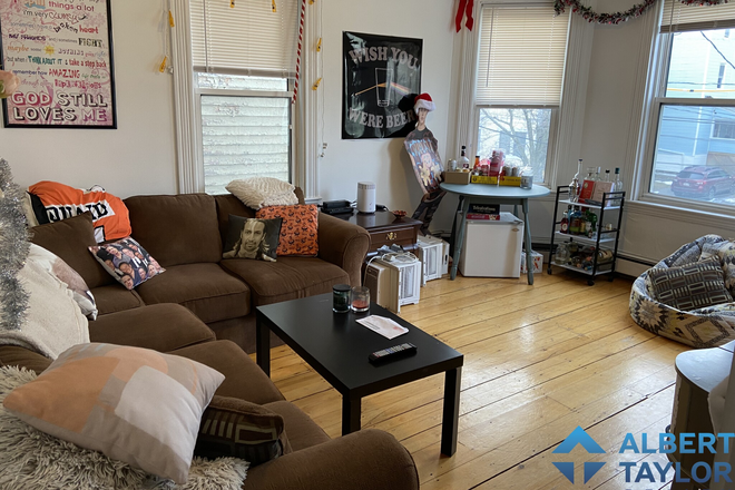 Living Area - Cozy 4-bedroom with Laundry in-unit!! Apartments