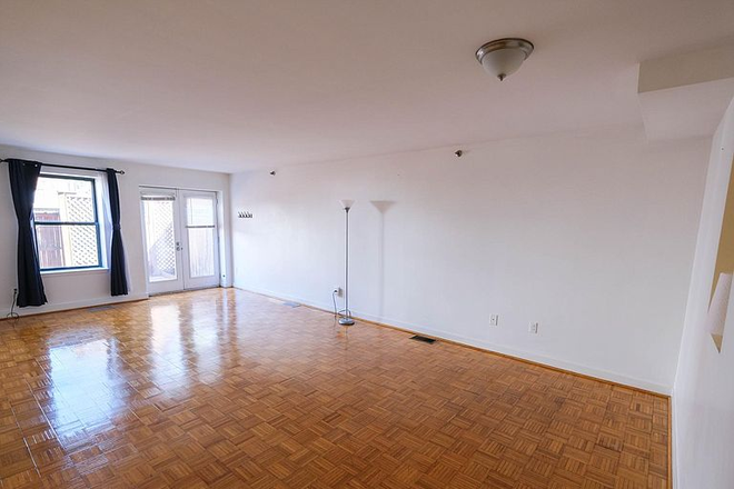 Living Room / Dining Room - Spacious 1 Bed/1 Bath Apartment with outdoor space, central A/C, & dog friendly