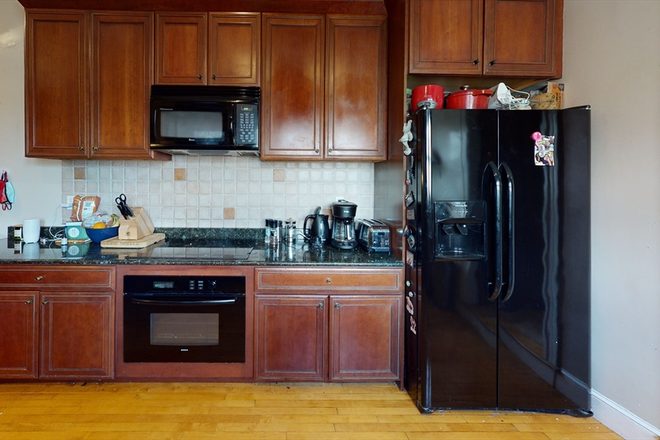 . - 3 Bedroom, 1 Bathroom Apartment with HEEAT & HOT WATER INCLUDED