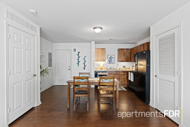 Kitchen - Varsity House Apartments