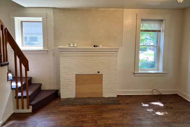 Living room - 533 Elm Street- 5 bedroom house on U of M campus at cross roads of Gedes and Elm St