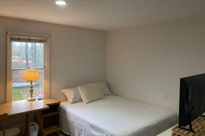 Queen Bed - Cape Cod Rooms Convenient to Marine Biological Laboratory and Woods Hole Oceanographic In House