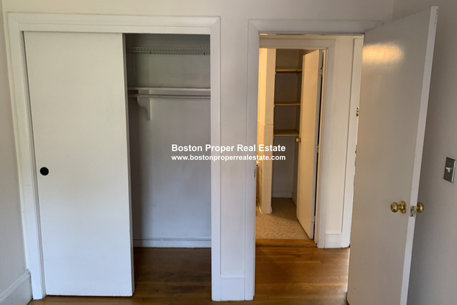 a - FRONT FACING ON NEWBURY STREET Apartments