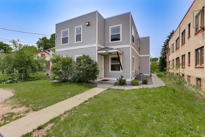 Exterior - !!! 4 Bedroom 2 Bathroom House near University of St Thomas !!!