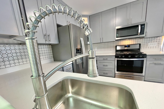 High-end finishes - AVAILABLE AUG 2026! 5 BIG MASTER SUITES! STUNNING KITCHEN, BATHS, TOTAL RENOVATION, FREE PARKING! House