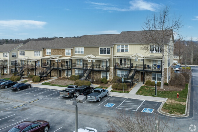 Exterior - Woodlands of Knoxville, 5 minute drive to campus, spacious rooms, and many amenities Townhome