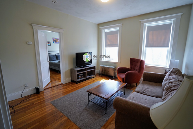 1 - AVAIL NOW-Awesome Brighton 2 bed with H/HW inc. NO BROKER FEE!