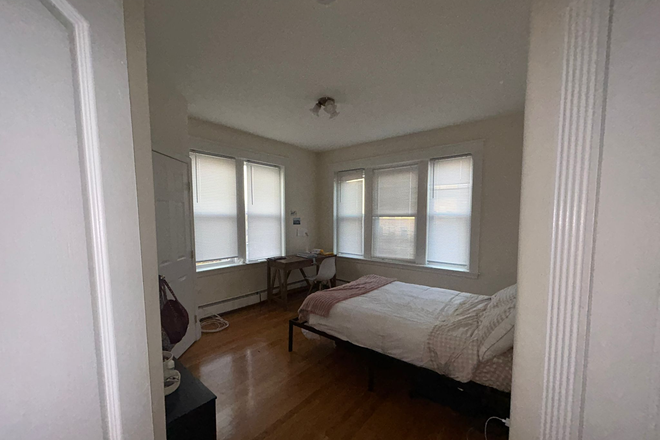 Bedroom 3: Windows in two sides of the walls that bring in a lot of light, one big closet and one smaller one - Big, Luminous Apartment