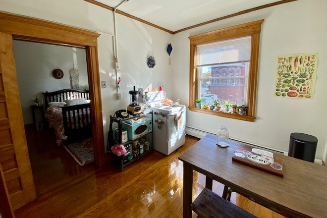 kitchen - Center of Amherst, gleaming hdwd flrs, high ceilings, skylight, 1 bedroom, 7/1/27 Apartments