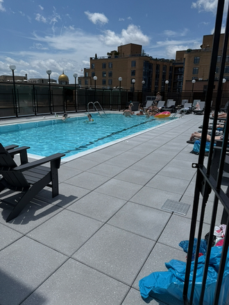 rooftop pool - Bright studio in the heart of DC, includes utilities/wifi/streaming Apartments