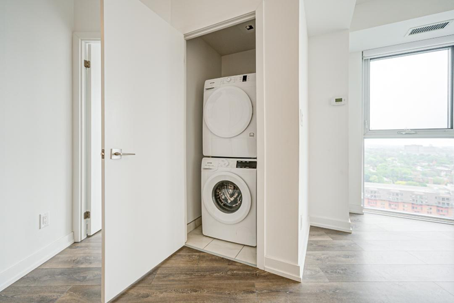 Washer dryer - Master Bedroom Furnished Utilities Included Free Internet Walking to Campus, Avalailable from Aug