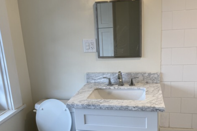 Bathroom1 - Beautiful and charming renovated 6 bedroom house only two minutes from campus!