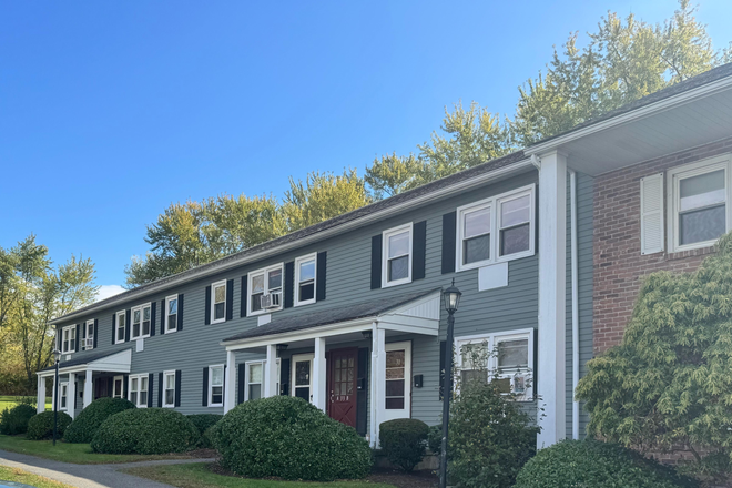 Outside View - Roommate Sublet 1 bedroom 2 minutes to campus