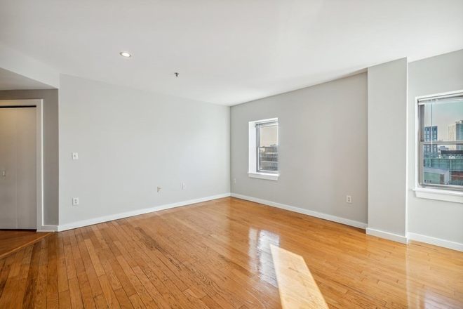 a - 2 bed 2 bath close to Back Bay, Fenway and right in Kenmore Condo