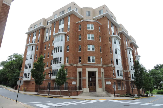 Outside - South Campus Commons 7 Sublease Apartment