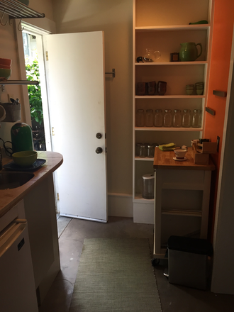 Entry/Wet -bar and Small Kitchen - Quiet Studio, Albany/Beautiful Garden/Includes Utilities House