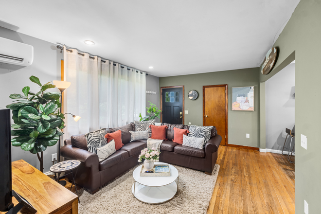 Livingn Room - Newly Renovated 3 Bedroom by Gansett Beach! Washer+Dryer