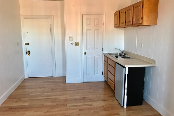 Hub Realty - Back Bay, fantastic studio on Newbury St Apartments