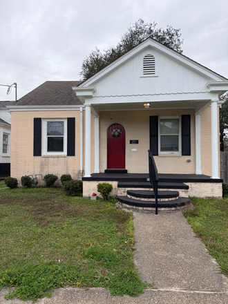 House Exterior & Porch - Nashville Ave Cottage close to Campus