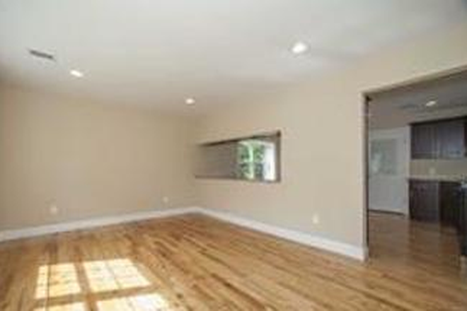 Living Room - Large House Close to Campus