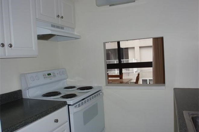 - - Right Close to Campus! Spacious 2 bed w/ Laundry, Storage & Elevator in Building Apartments