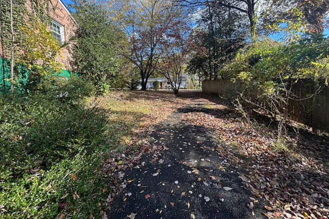 Driveway looking toward street - 106 Boonsboro Dr lower level House