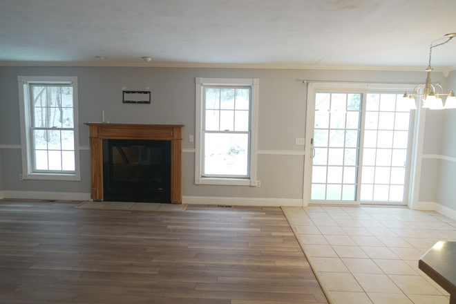 Living Room - 14 minutes to UMASS Duplex 3 floors Duplex