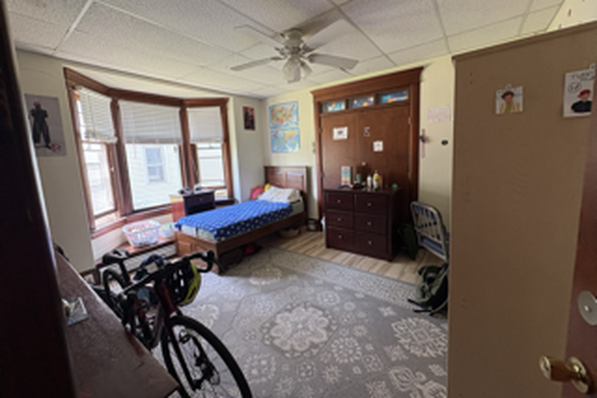 Bedroom - 1 bedroom in a 3 bedroom house. 2 minutes walk to UVM Medical Center. Available Jan 1