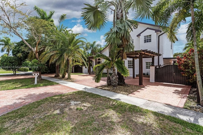 Street viee - Beautiful 4-bedroom, 3-bathroom Singe Family Home With Pool Near UM